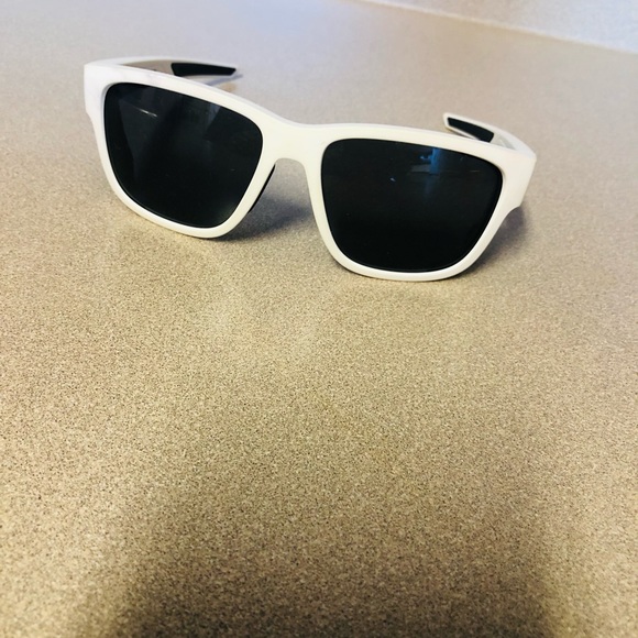 Prada sunglasses without the glasses case in good condition,,,,, - Picture 3 of 4